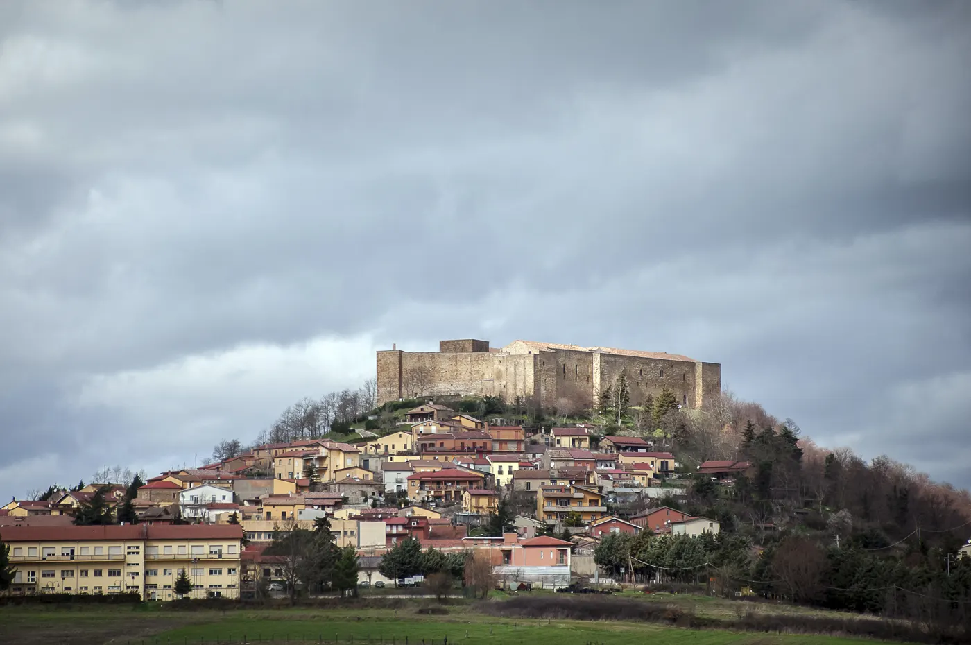 Il castello di Lagopesole sulla collina